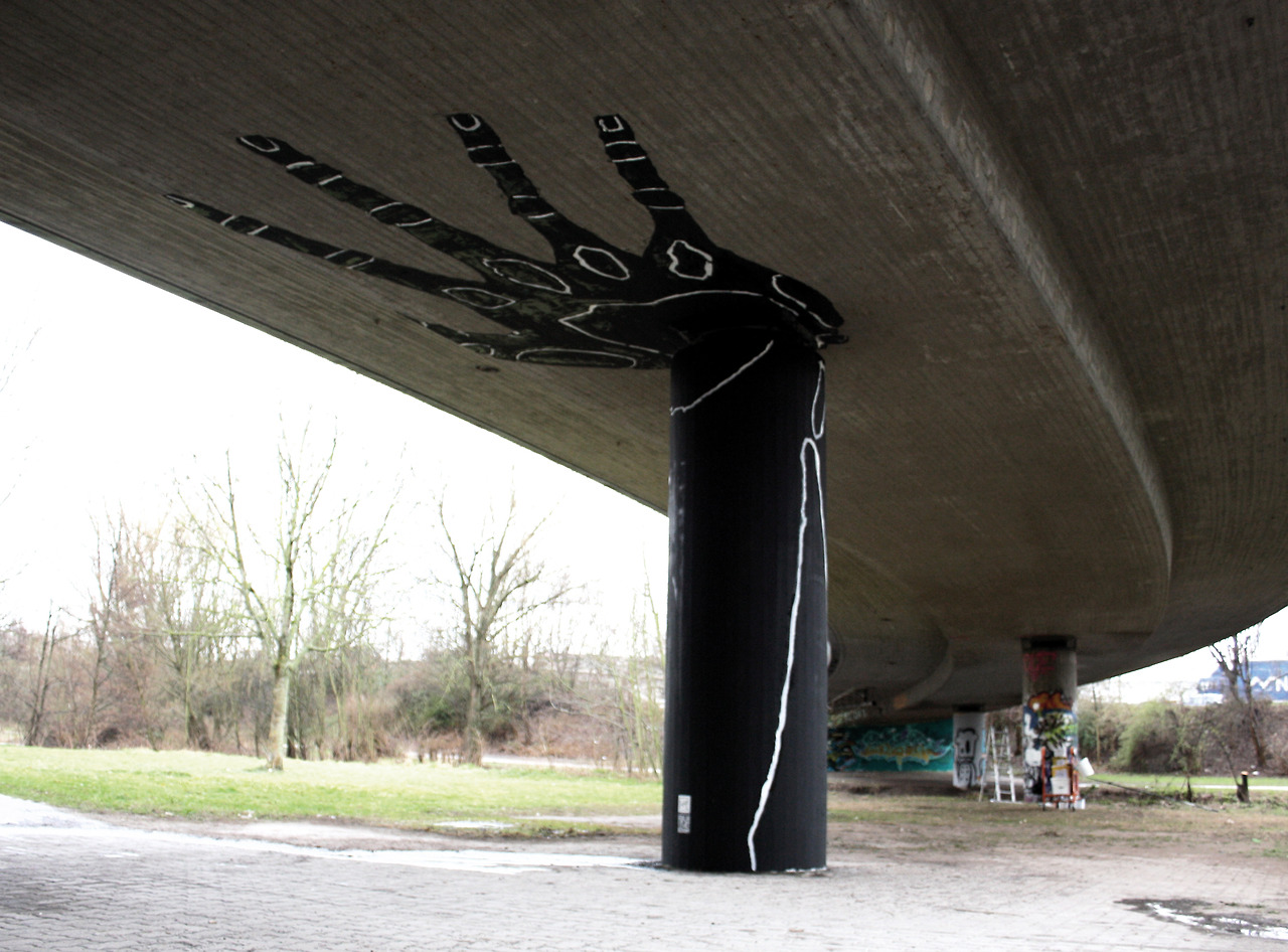 “Holding Hands”  Karlsruhe/Germany Acrylic on concrete 2013 -04